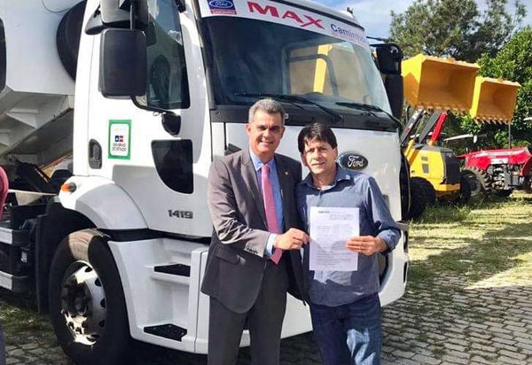 Aracatu: prefeito recebe da SEDUR caçamba de grande porte para atender ao município