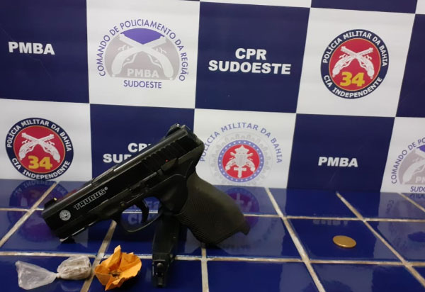 Brumado: homem é detido após ser flagrado com drogas e acusado de ameaça a populares mediante emprego de simulacro de arma de fogo