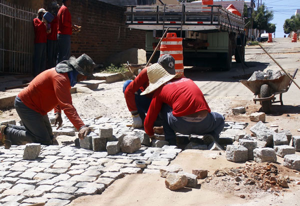 Brumado: operação tapa-buraco é realizada no Bairro Olhos D’água