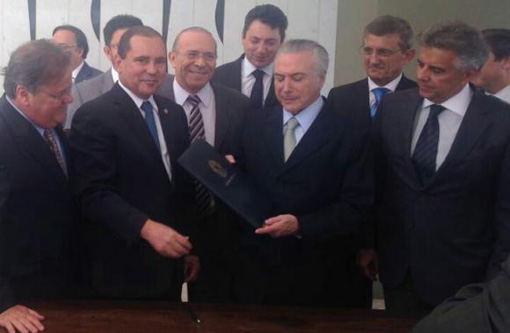 Michel Temer é notificado e assume Presidência