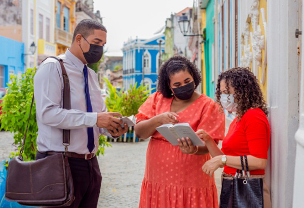 Após 2 anos e meio de pandemia, Testemunhas de Jeová retomam pregação de casa em casa