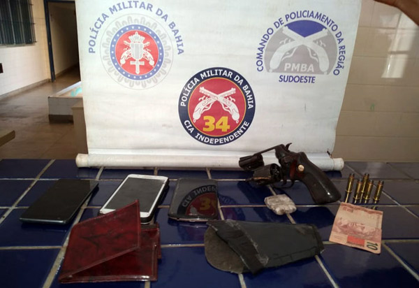 Brumado: casal é preso em casa no bairro Olhos D'água; dupla é acusada de tráfico de drogas 