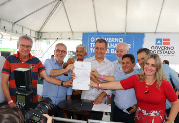 Ao lado de Ivana, Rui autoriza obra e entrega investimentos em Urandi