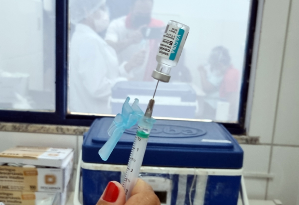 60% dos baianos vacinados contra a Covid-19 não reforçaram a imunização com as 3ª e 4ª doses