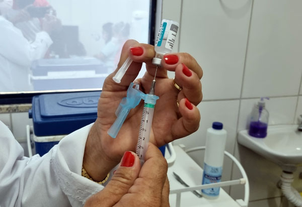 Média móvel de óbitos caiu 60,4% desde o pico da Ômicron, diz Saúde