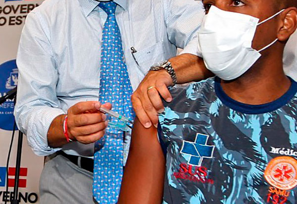 Bahia vacina mais de 100 mil baianos contra Covid-19