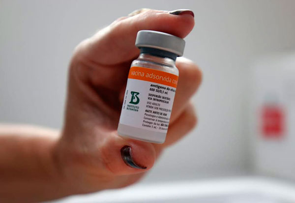 Brumado vacina nesta quinta (06) profissionais da educação com 55 anos e mais e pacientes com doenças crônicas com 56 anos e mais