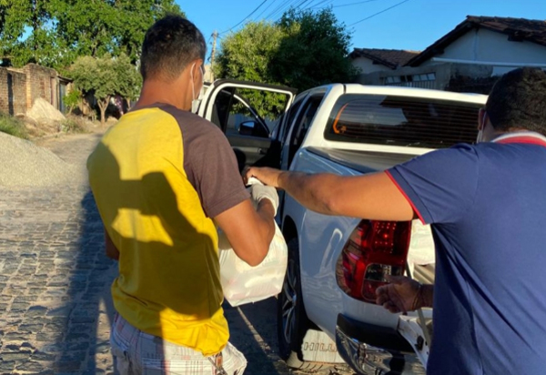 Coronavírus: Empresário Beto Mota e seu filho Vagner Mota fazem doações de cestas básicas em Brumado