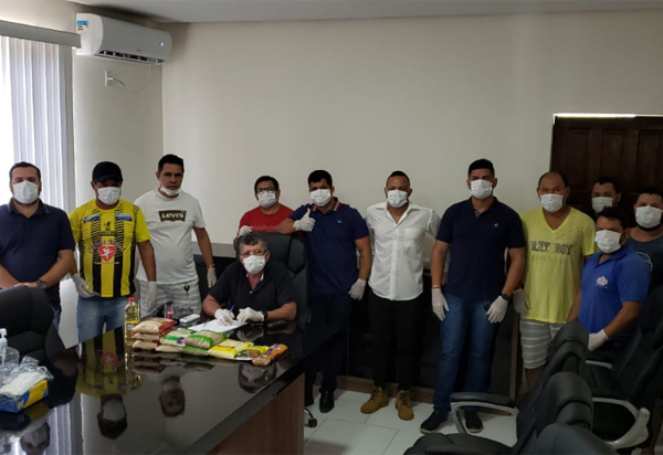 Coronavírus: Empresário Beto Mota e seu filho Vagner Mota fazem doações de cestas básicas em Brumado