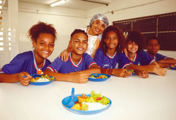 Vale-alimentação estudantil será distribuído ao longo da semana em Salvador e mais 21 cidades do interior