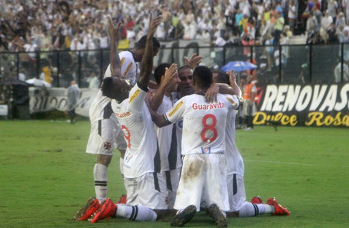 Vasco vence Santos e mantém chances na Série A