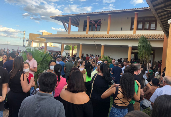 Livramento: uma multidão consternada se fez presente no velório da jovem Maria Eduarda