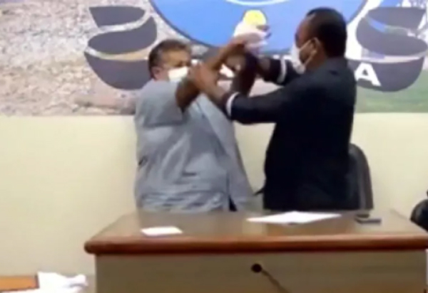 Bahia: Vereador agride presidente da Câmara durante sessão