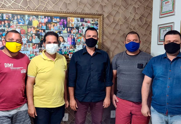 Brumado: Vereadores recebem visita do ex-prefeito de Bom Jesus da Lapa