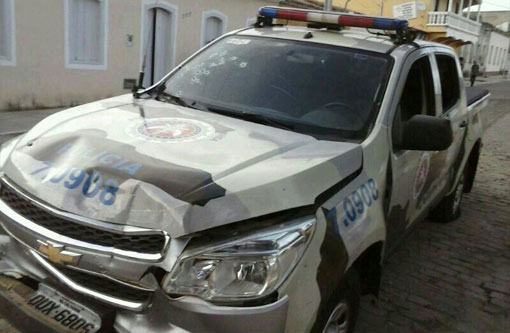 Brotas de Macaúbas: Bandidos explodem agências bancárias; policiais são baleados