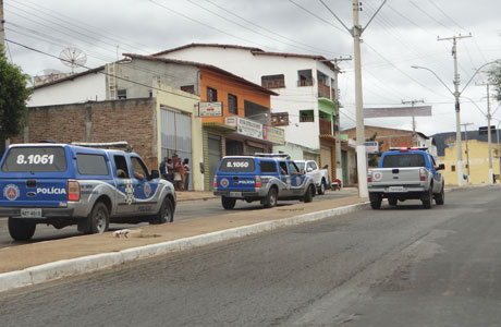 Brumado: Após carro ser incendiado por bandidos, polícia realiza buscas aos autores do crime 