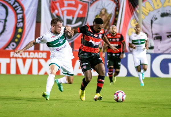 Vitória não consegue superar o líder e segue entre os quatro últimos