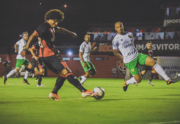 Vitória perde no recomeço do Brasileiro da Série B e segue na lanterna