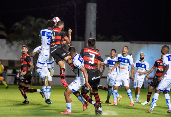 Vitória sofre gol no início e perde dentro de casa