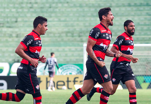 Vitória vence em Campinas e sobe na classificação na Série B