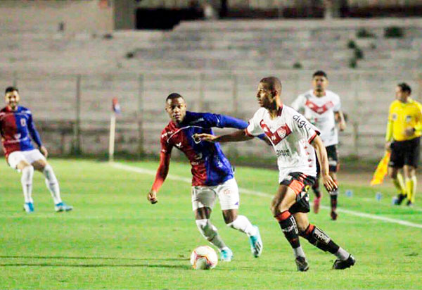Com goleada, Vitória vence pela primeira vez fora de casa