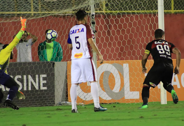 Vitória bate o Paraná no Barradão pela 13ª rodada do Brasileirão