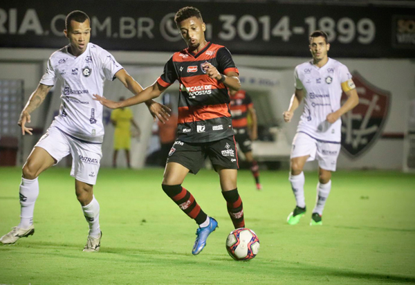 Vitória sai na frente do placar mas leva virada dentro do Barradão