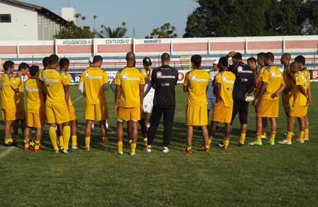 ALAN PINHEIRO CONQUISTA VAGA DE TITULAR NO VITÓRIA