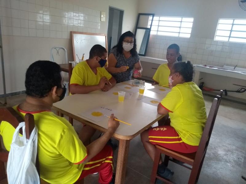 Apae Caculé e Caetité visitaram oficina de pintura da Apae Brumado