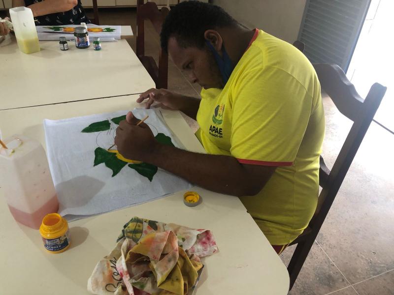 Apae Caculé e Caetité visitaram oficina de pintura da Apae Brumado