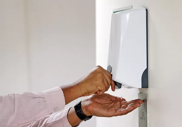 Covid-19: Anvisa libera venda de álcool 70% na forma líquida