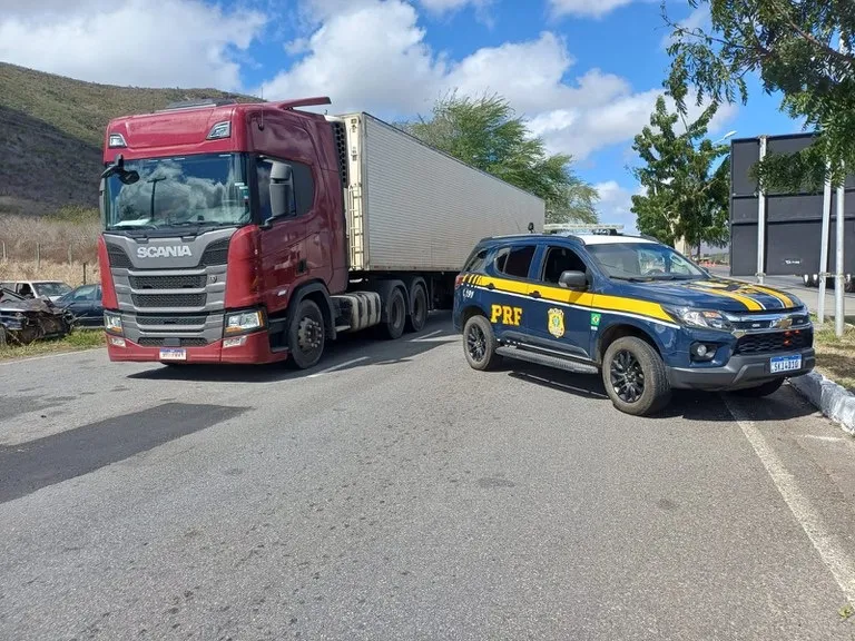 PRF apreende caminhão com sinais de adulteração na BR-116, em Jequié
