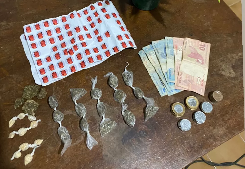 Dupla é presa acusado de tráfico de drogas em Condeúba