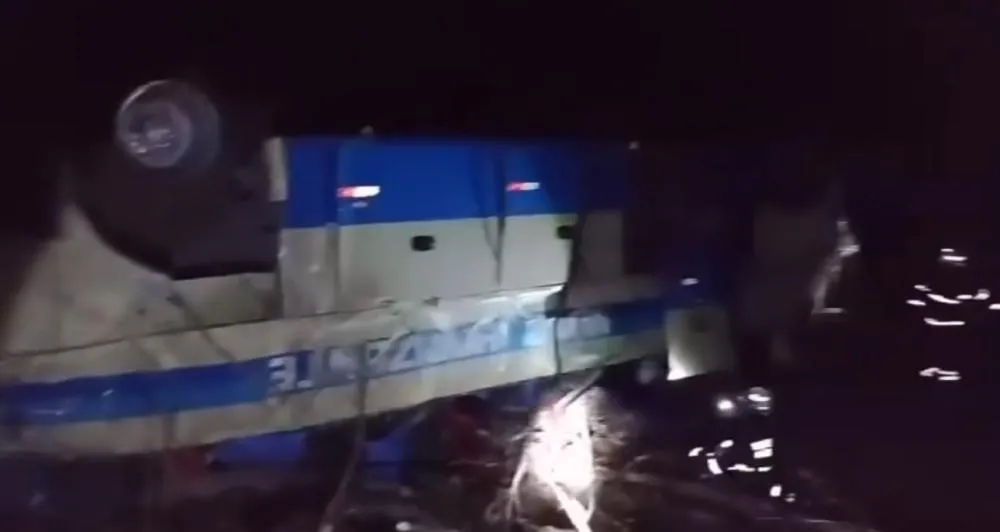 Ônibus da Novo Horizonte cai em ribanceira na BR-030 e deixa duas vítimas fatais em Guanambi
