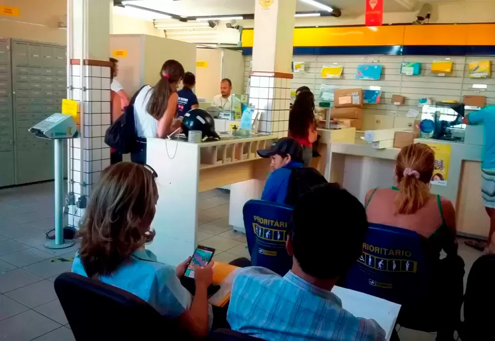 Correios suspende temporariamente envio de roupas para o RS; veja o que doar