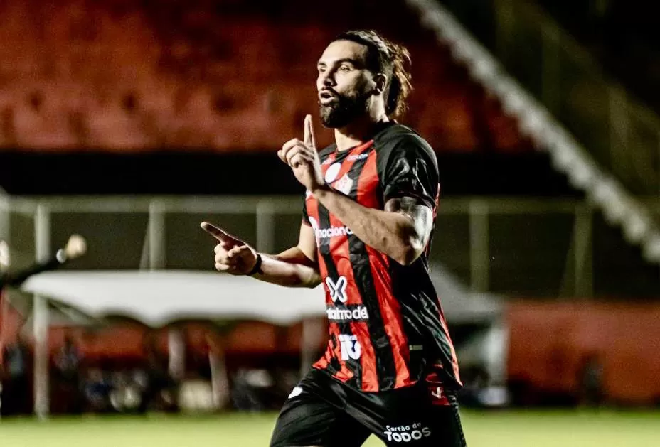 Com dois gols de Léo Gamalho e golaço de Gegê, Vitória atropela o Avaí