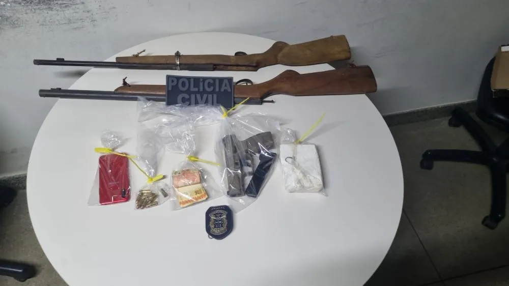 Polícia Civil prende homem e apreende armas e drogas em Barra do Choça