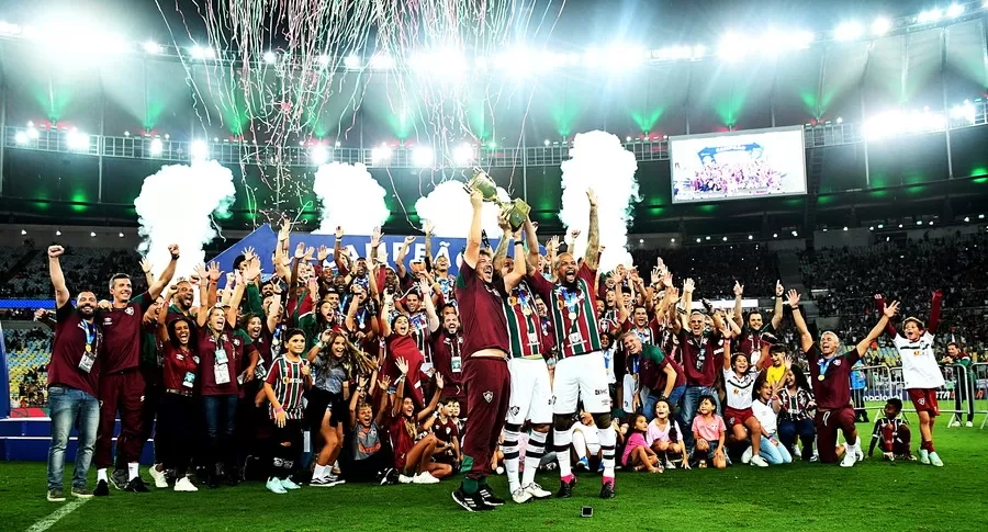 Fluminense goleia o Flamengo e é bicampeão carioca