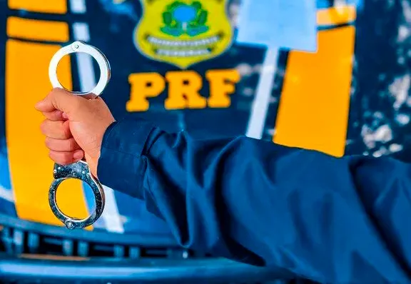 Abordagem da PRF na BR 324 resulta na prisão de motorista por dívida de pensão alimentícia