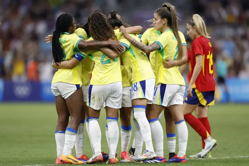 Brasil goleia a Espanha e retorna a uma final olímpica do futebol feminino após 16 anos