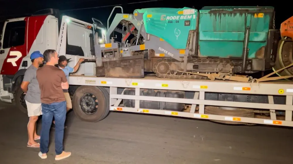 Prefeitura de Brumado recebe máquinas para obras de pavimentação asfáltica nos Brisas