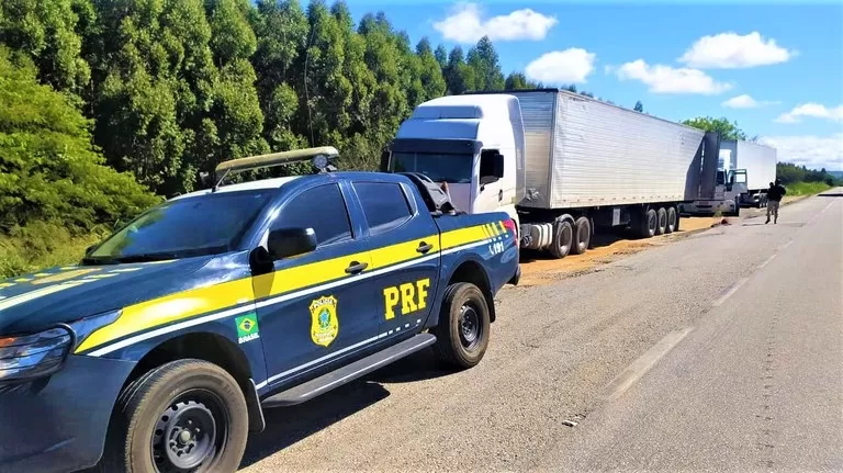 Após abordagem a dois caminhões, PRF apreende quase 100.000 itens de mercadorias de origem estrangeira e sem nota fiscal