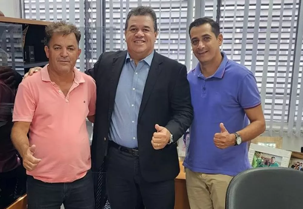 Deputado Marquinho Viana recebe prefeito e presidente da Câmara de Rio do Antônio em seu gabinete na ALBA