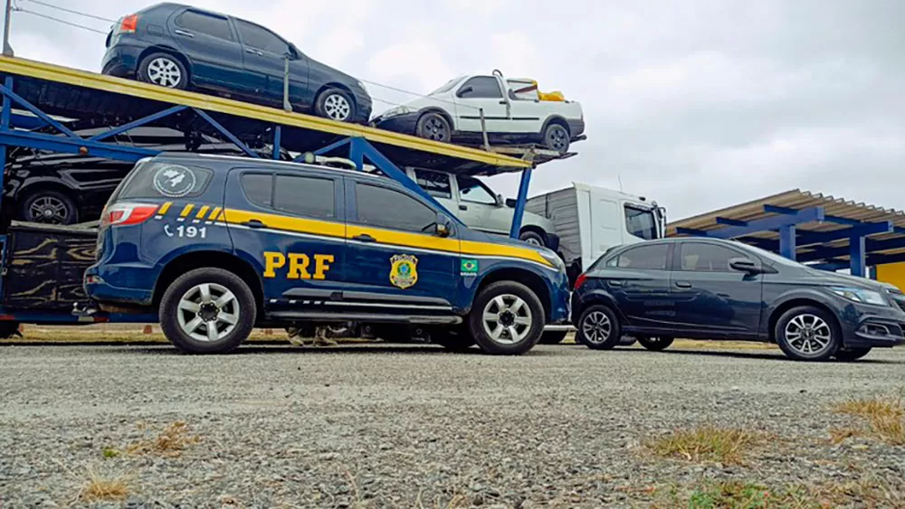 PRF encontra carro roubado no compartimento de carga de caminhão cegonha