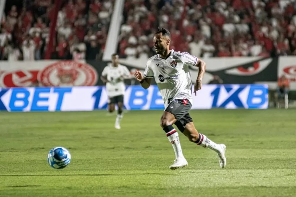 Vitória perde como visitante e segue fora do G-4 no Brasileiro da Série B