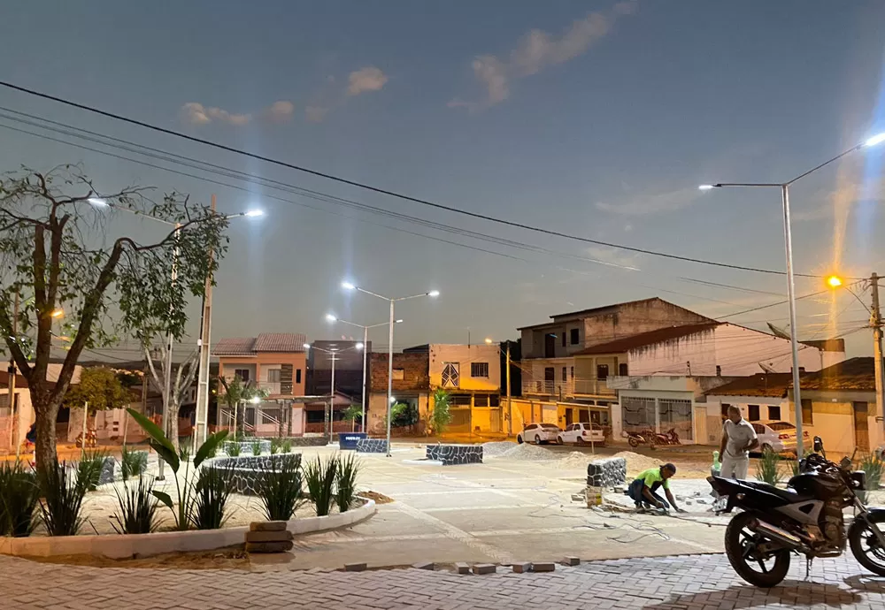 Luzes da Praça da Cebola, em Brumado, já foram ligadas
