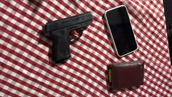 Homem é flagrado pela PM com arma falsa em evento junino de Guanambi