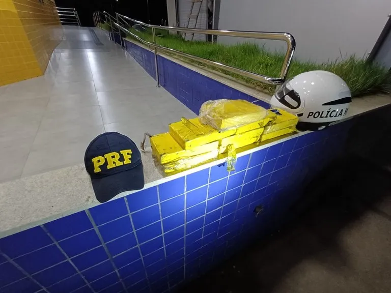 PRF Apreende Quase 58 Kg de Cocaína e Crack em Compartimento Oculto de Caminhão em Correntina