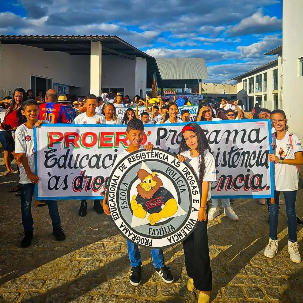 Desfile Cívico do Colégio Maria Sônia e Sá Teles destaca participação do PROERD em Brumado