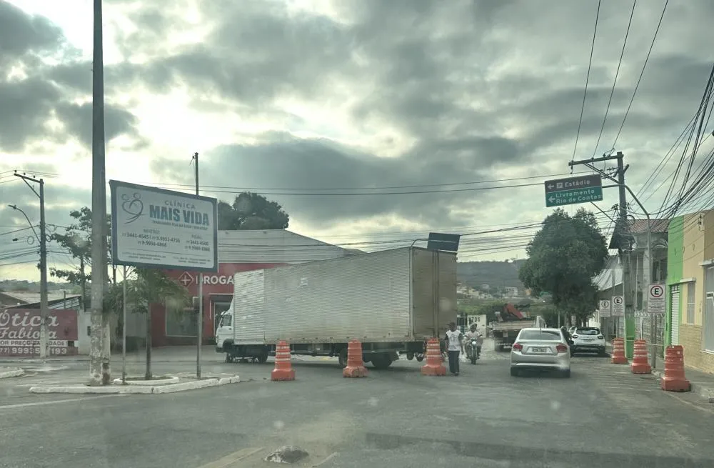 Caminhão quebrado interdita via no Centro de Brumado